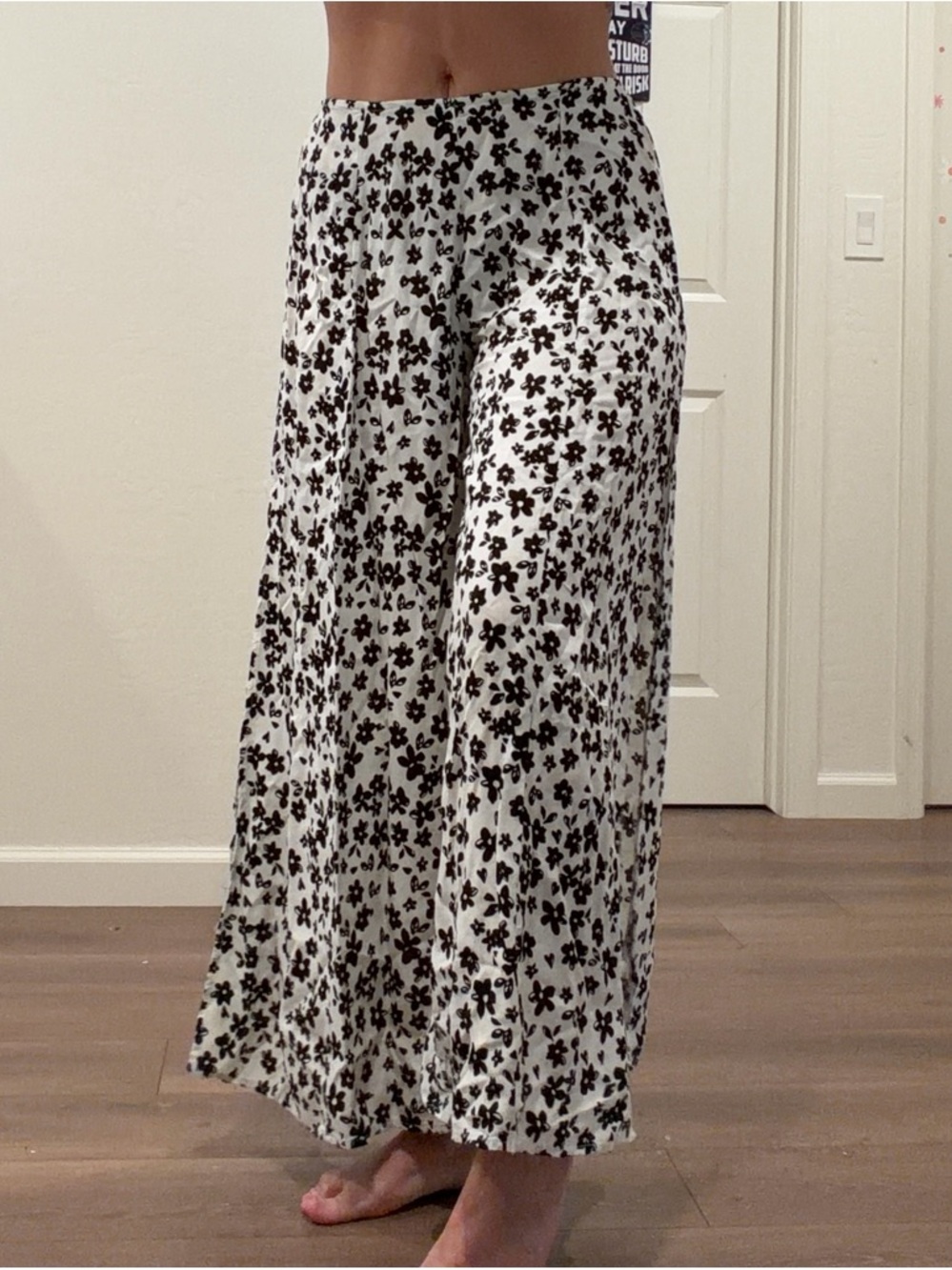 NWOT Kendall + Kylie flowy wide leg pants in a black & white floral print 🖤🤍 - Picture 4 of 7